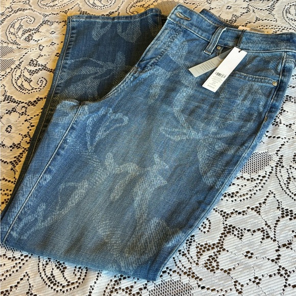 NWT Chico’s Newberry Indigo 2R So Slimming Girlfriend Slim Leg Jeans Trendy - Picture 4 of 15
